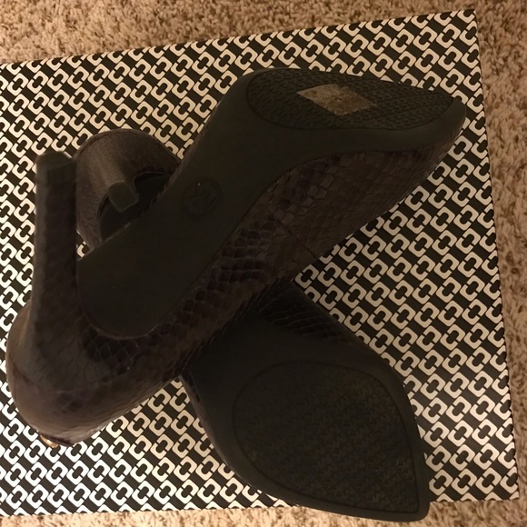 Never been worn size 8.5 Michael Kors pumps - Picture 4 of 5